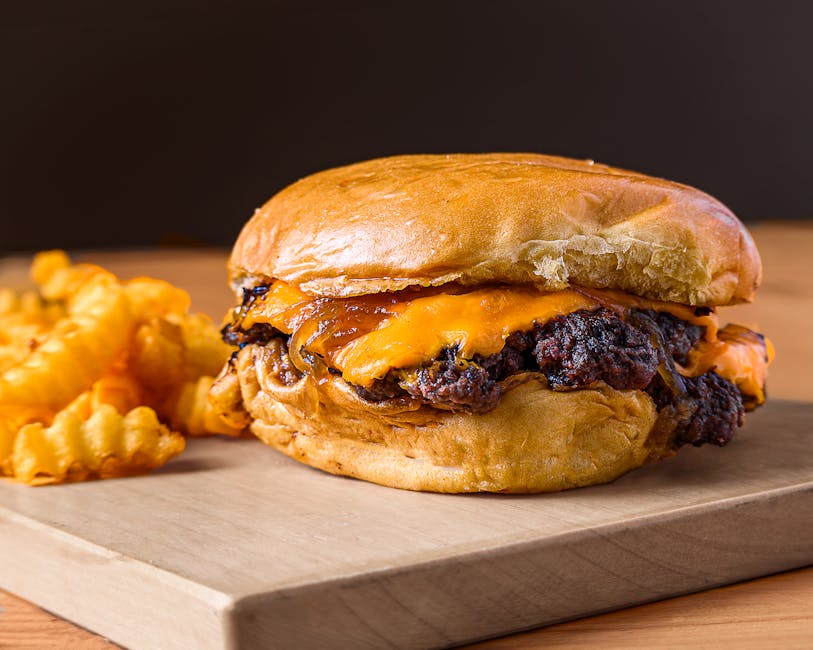 Saftige sirloin-osteburgere og sprø pommes frites