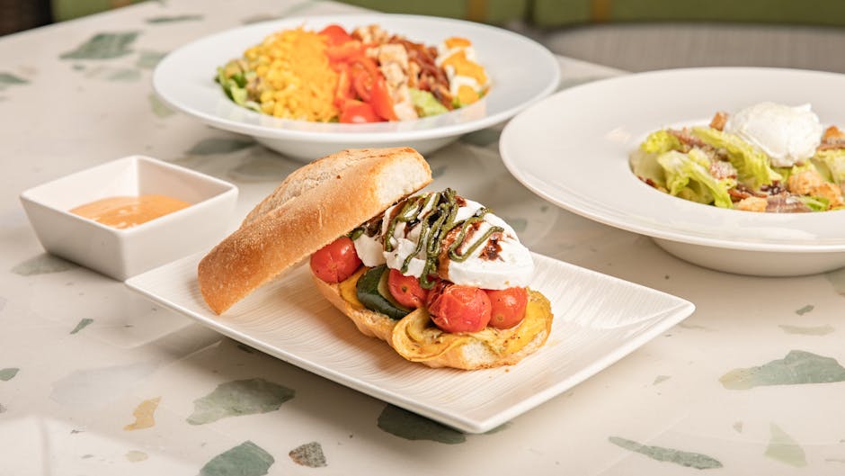 Kjøttkakemørbrød med salat og tomat