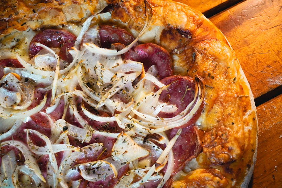 Langpanne-pizza med karamellisert løk og salami