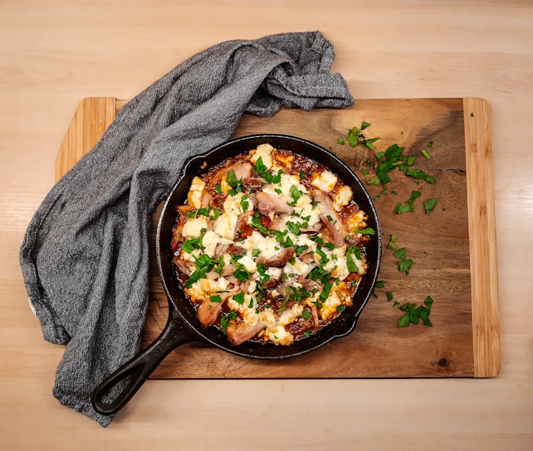 Fyldig pizza med sprø skorpe og røkt mozzarella i støpejernspanne