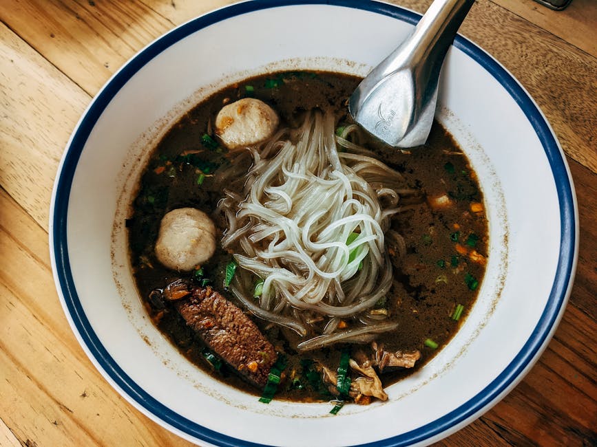 Thailandsk biffsuppe med sprø nudler