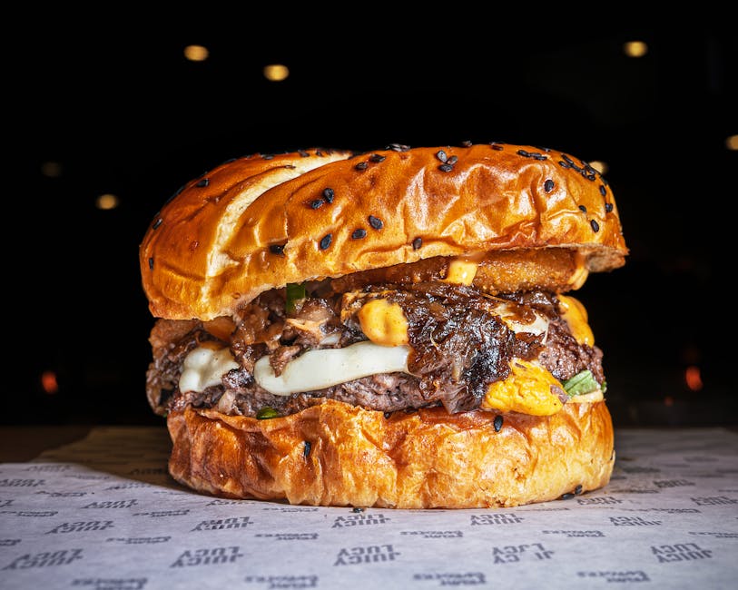 Saftig brisketburger med smeltet ost og løk