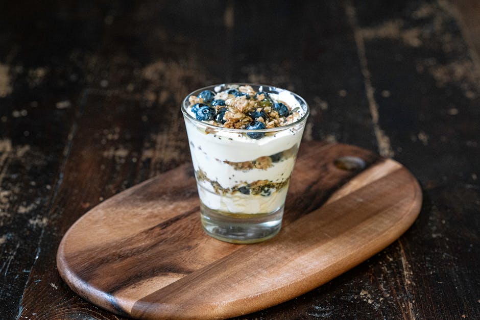 Sitronyoghurt med bærsaus og hjemmelaget granola