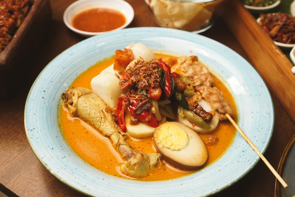 Kokos-eggkarri med rød ris og sprø sjalottløk