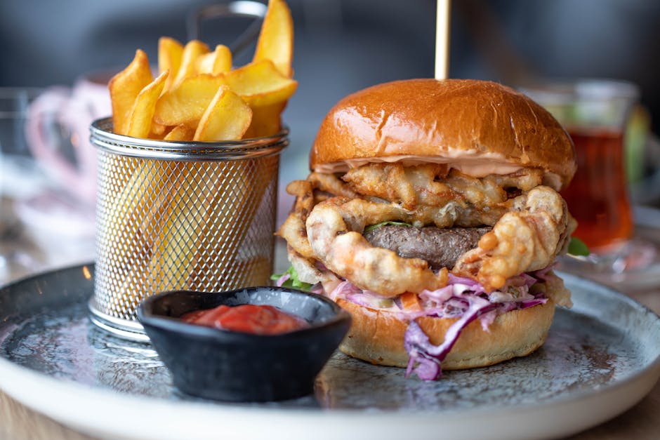 Krydret svineburger med sprøstekt løk og coleslaw
