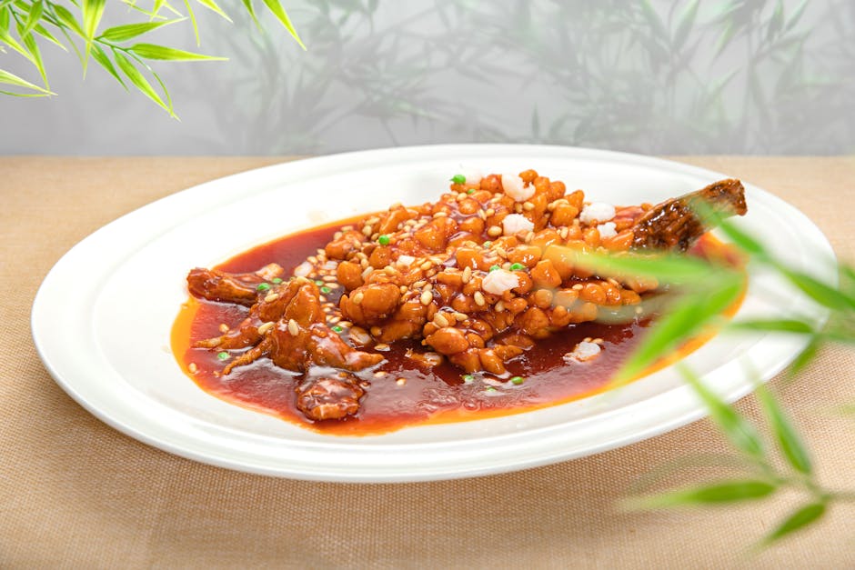 Sesam-panert steinbit med Geechee-peanøttsaus og sautert okra