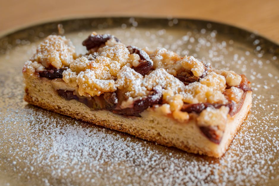 Fersk kirsebærcrumble med sprø topping