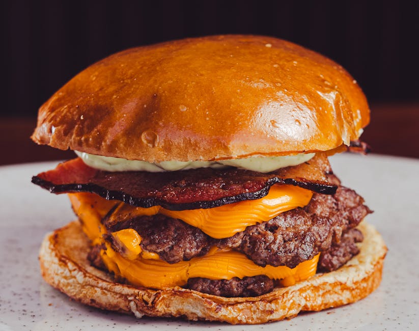 Saftig hamburger med hvitløk og biffsaus