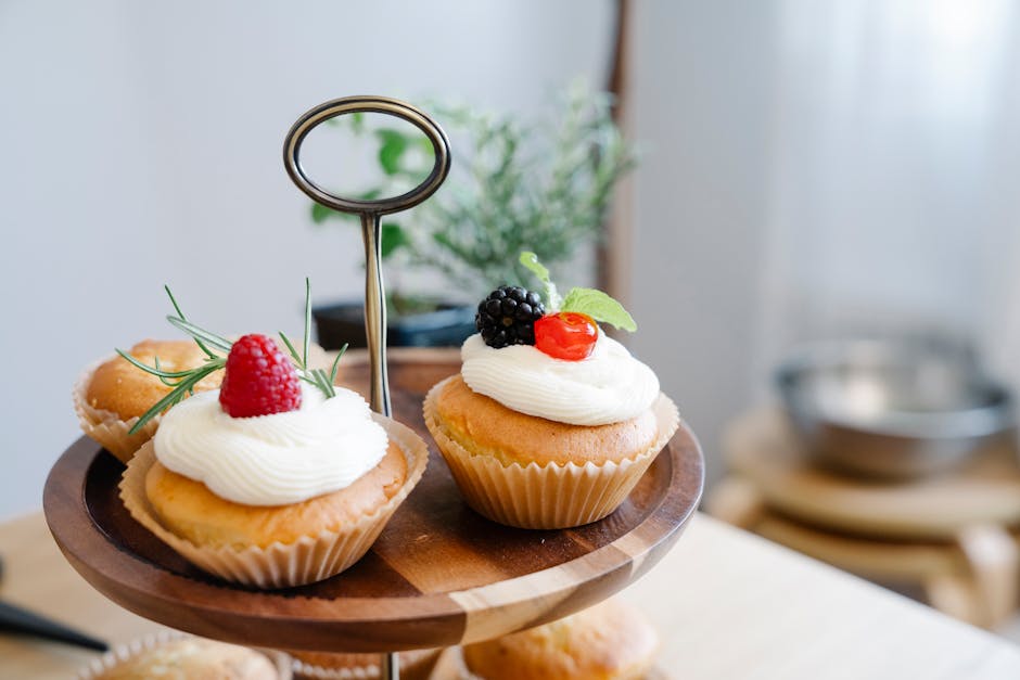 Sitroncupcake med bjørnebærsmørkrem