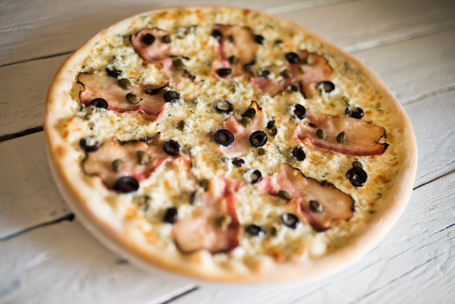 Gourmet hvit pizza med kylling og feta