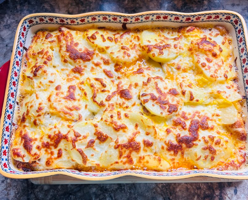 Bakt ravioli med tomatsaus og ost