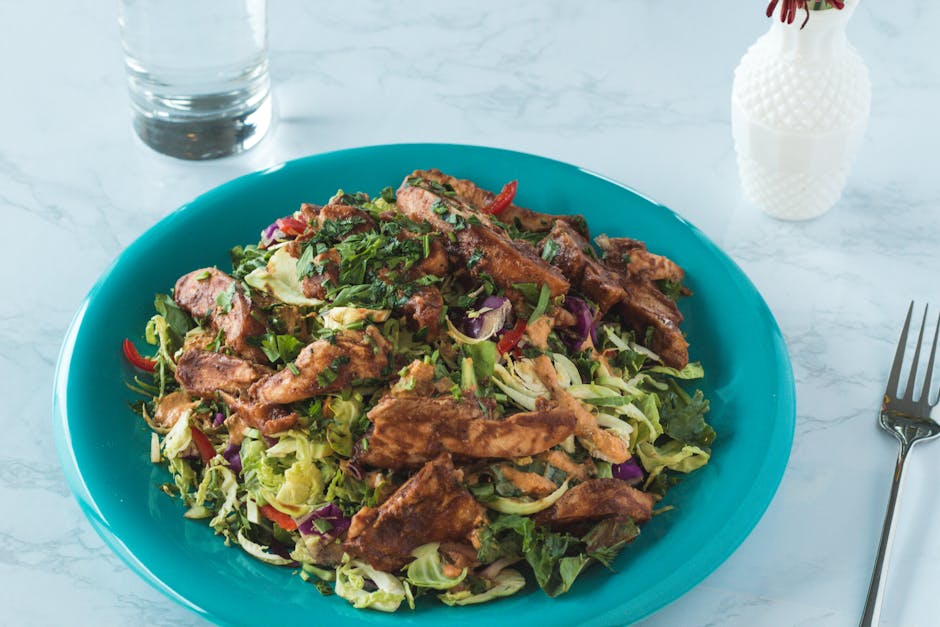 Asiatisk kålsalat med kylling og ramen