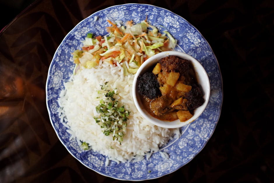 Fruktig tofu-currysalat med ris og druer