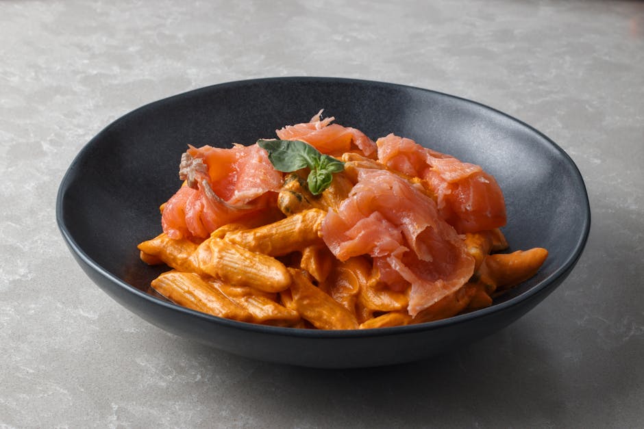 Røkelaks-pastasalat med blåmuggostdressing
