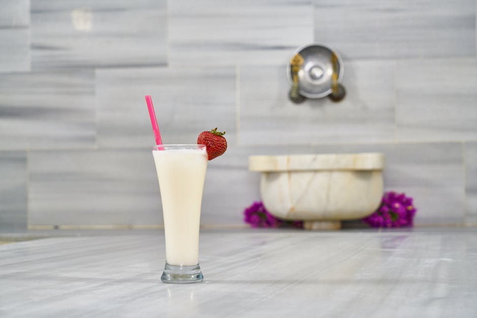 Frisk jordbær- og kiwi-milkshake