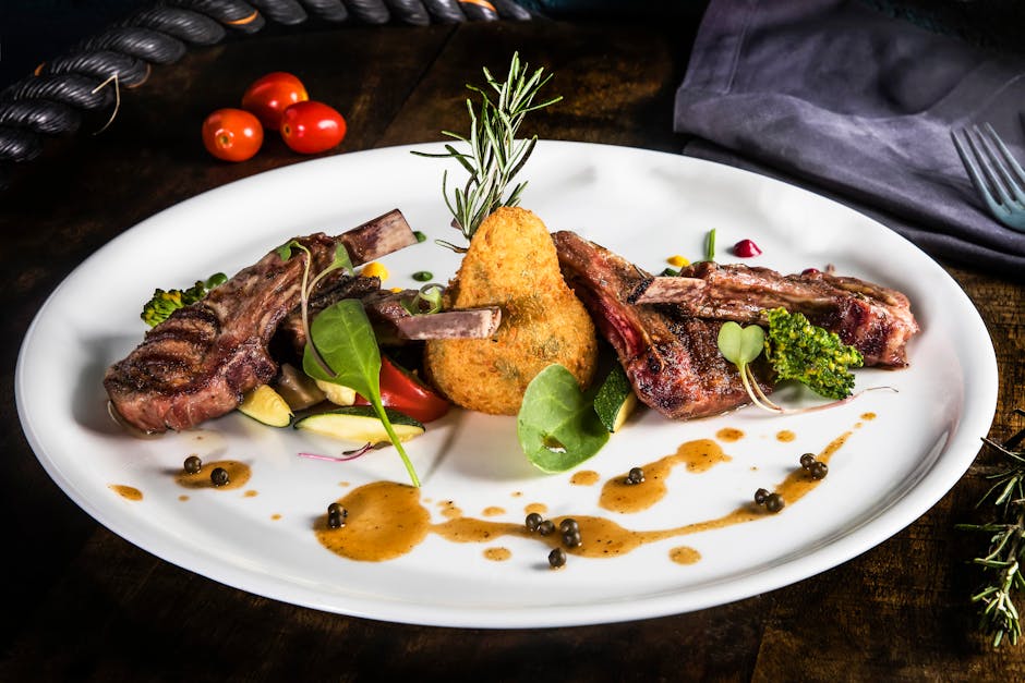 Lammekoteletter med poteter, oliven, tomater og fetaost