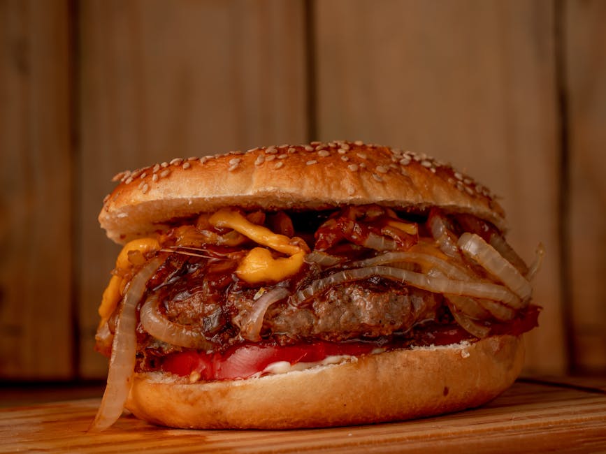 Bisonburgere med karamellisert løk og cheddar