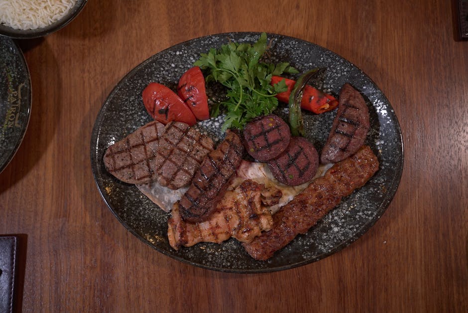 Grillet svineribbe, storfekoteletter og kylling med bourbon-saus