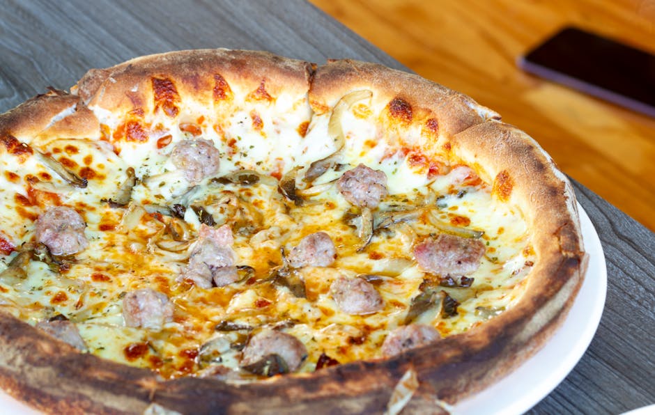 Sprø individuelle pizzaer med sopp og kalkunpølse