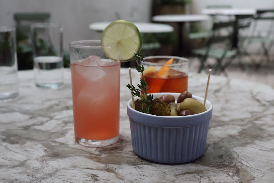 Gibson cocktail med syltet perleløk