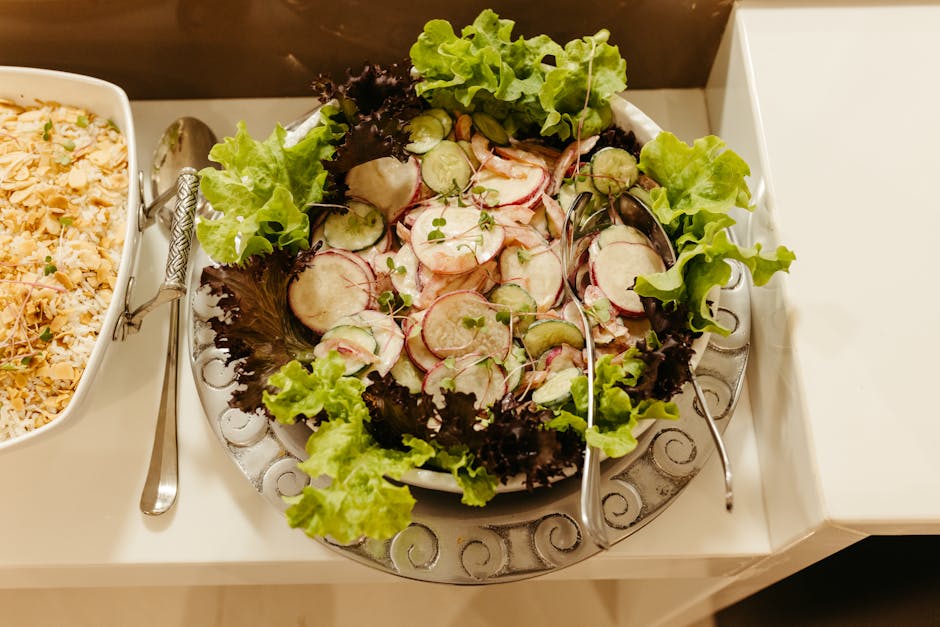 Grønn salat med reddiker og kremet sennepsdressing