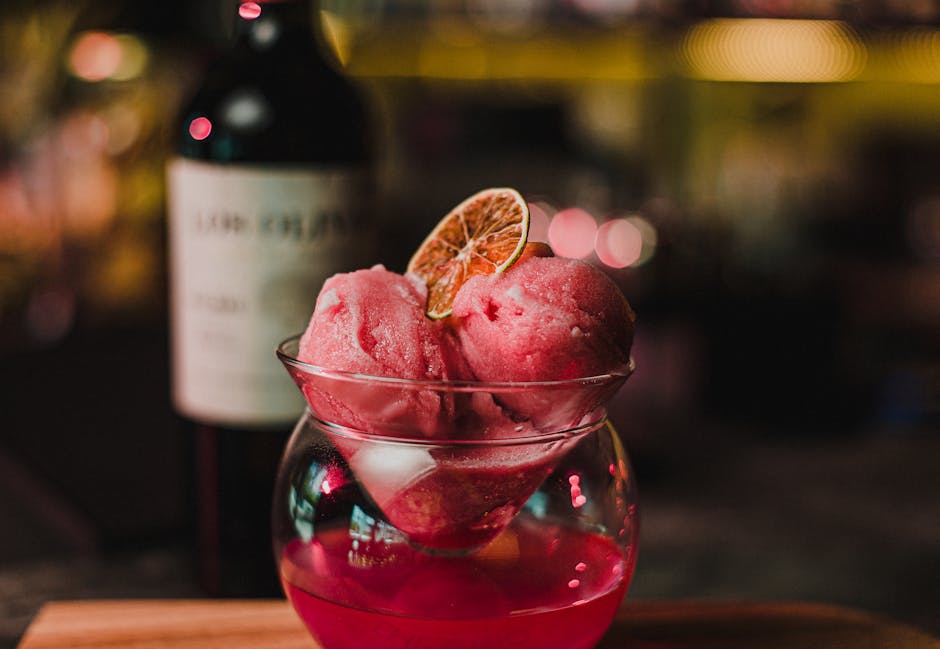 Rosa grapefrukt- og champagnesorbet med saus