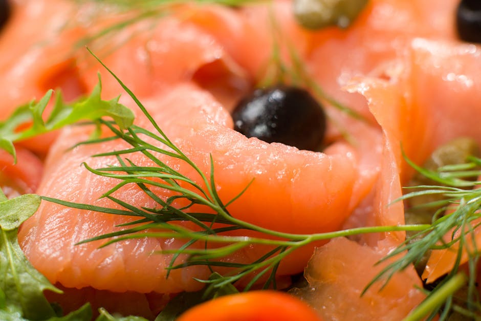 Røkt fisketallerken med senneps- og kaperssaus og fennikel-agurksalat