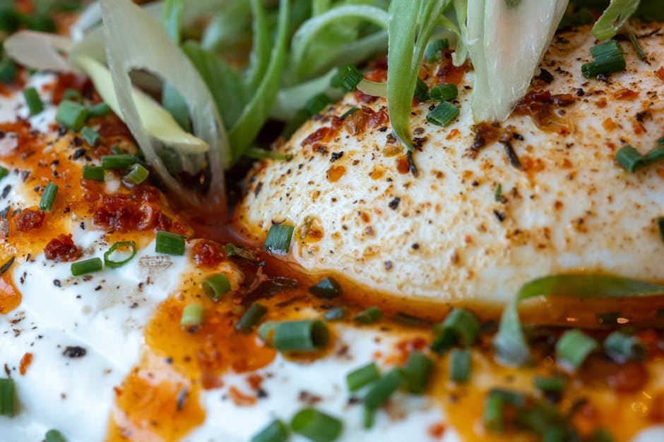 Kaviartårn med kremost, vårløk og egg