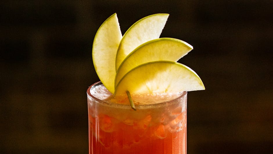 Sølvfizz cocktail med gin og sitrus