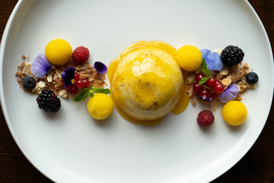 Polentakake med appelsinblomst-yoghurt, bær og pistasj