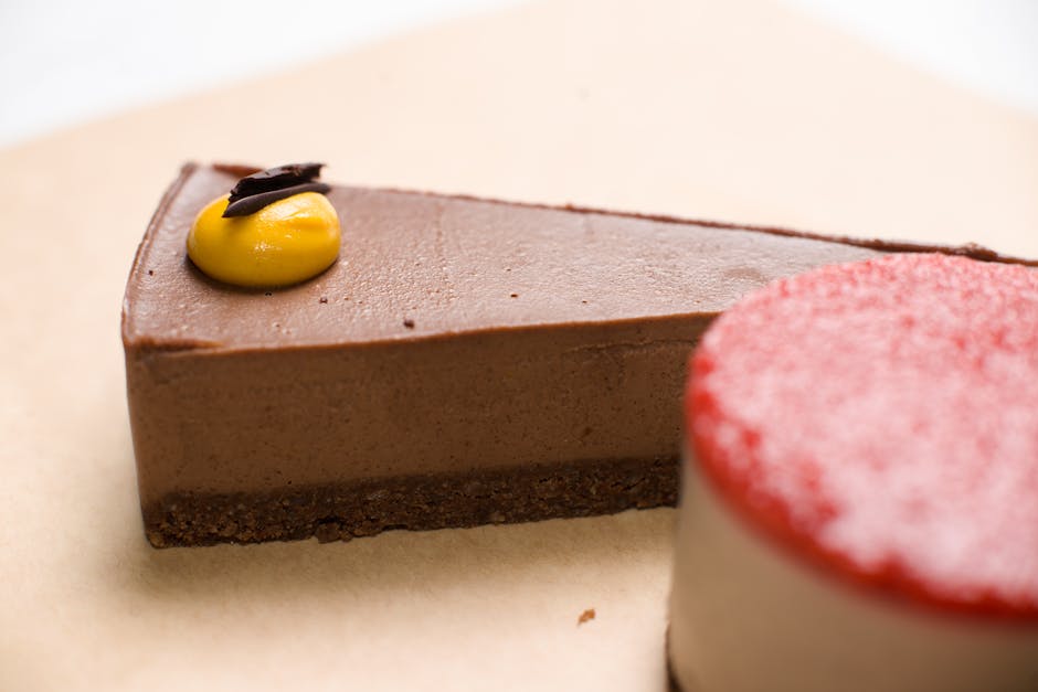 Hvit og melkesjokolademousse-kake med appelsin