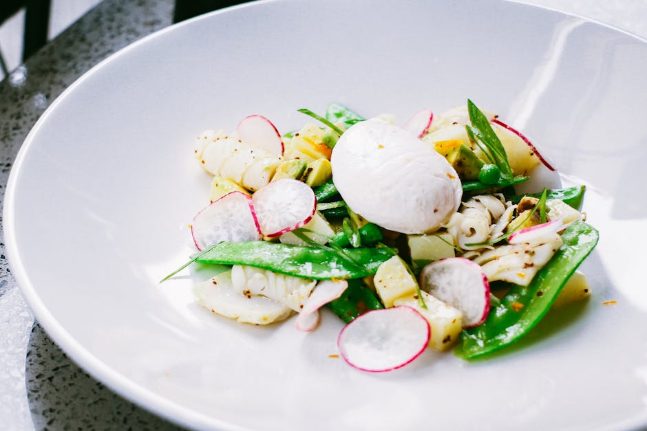 Frisk salat med erter, farro og pecorino