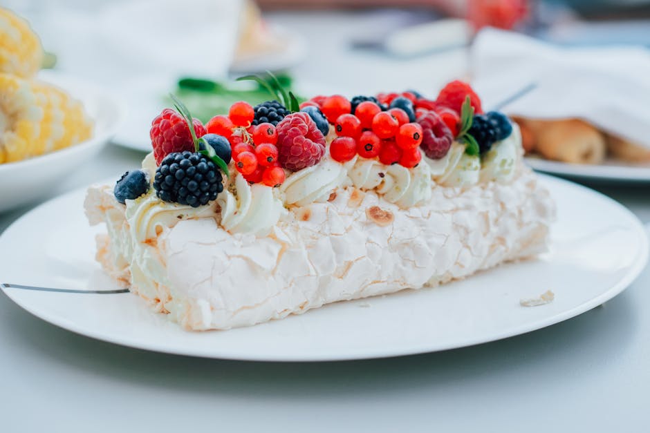 Iskremkake med bringebær, fersken og marengs