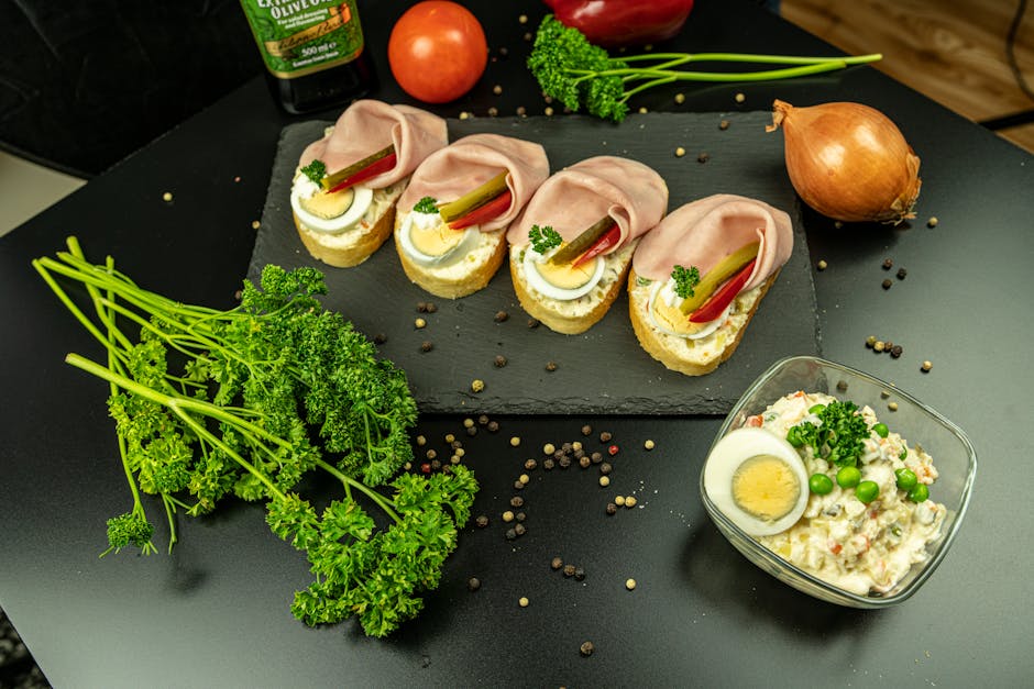 Syltet eggsalat-crostini med Serranoskinke