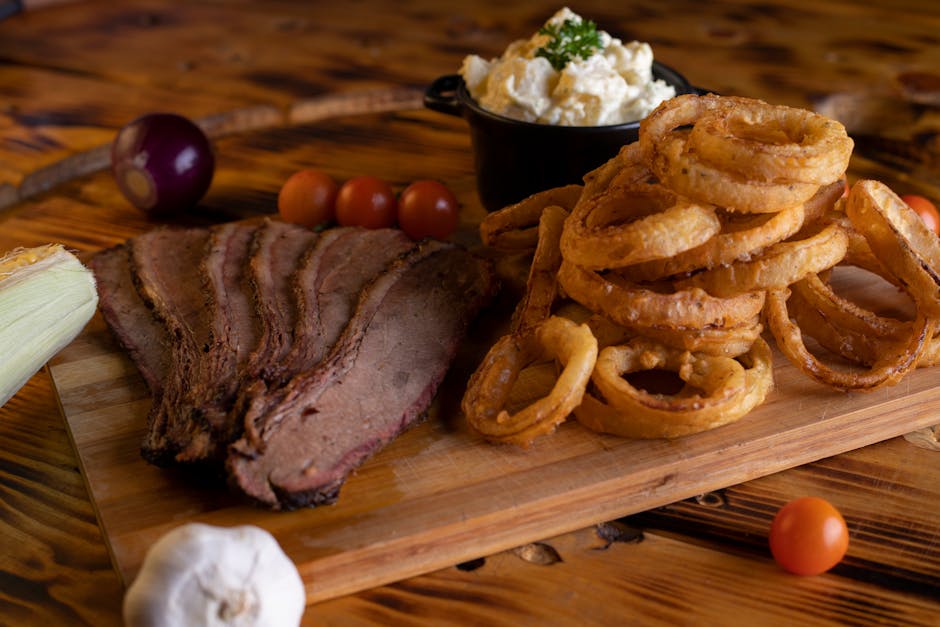 Biff med sprø løkringer og peppersaus