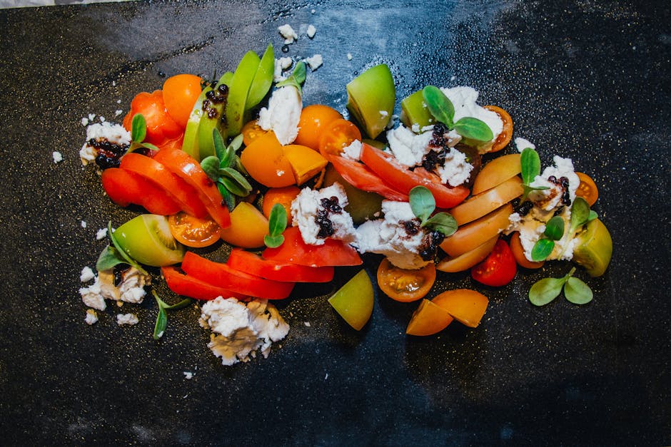 Ferskensalat med tomater, fetaost og basilikumvinaigrette
