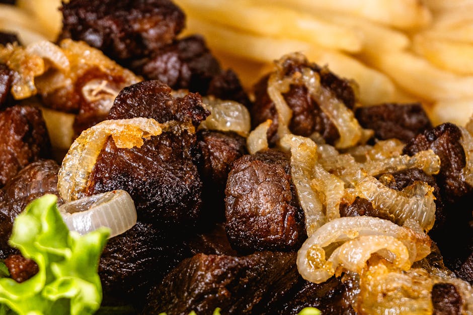 Biff med Vidalia-løk og varm spinatsalat