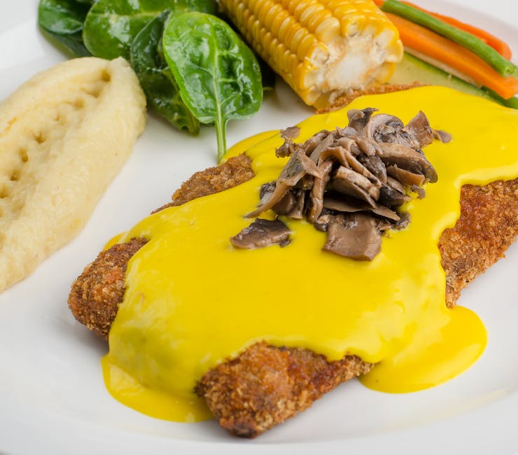 Sprøstekt svineskav med kremet kantarellsaus