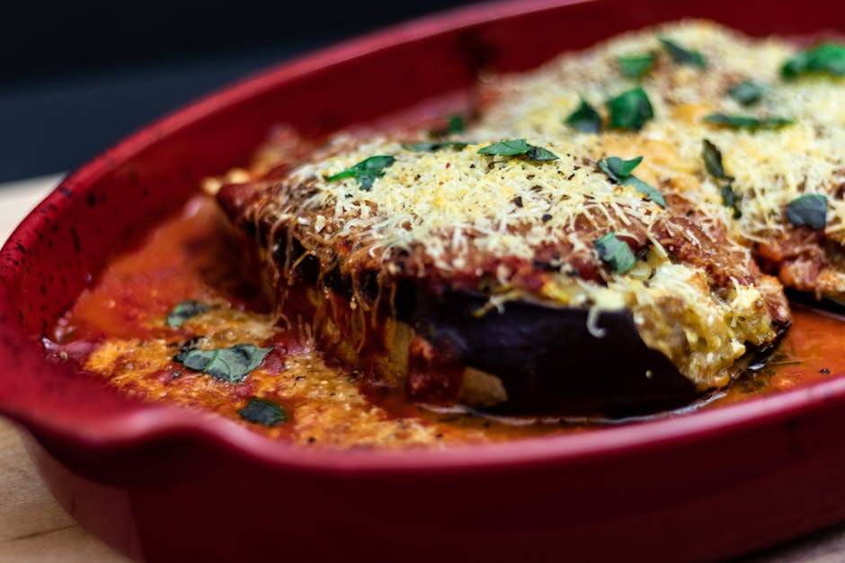 Aubergine-lasagne med marinert paprika og ruccola