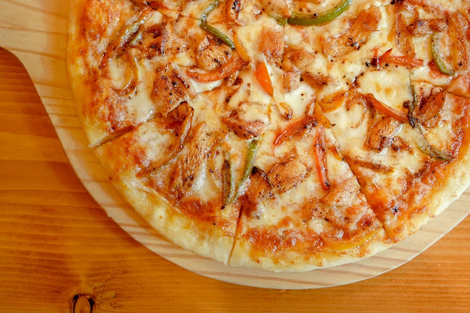 Peking kyllingpizza med plomme- og BBQ-saus
