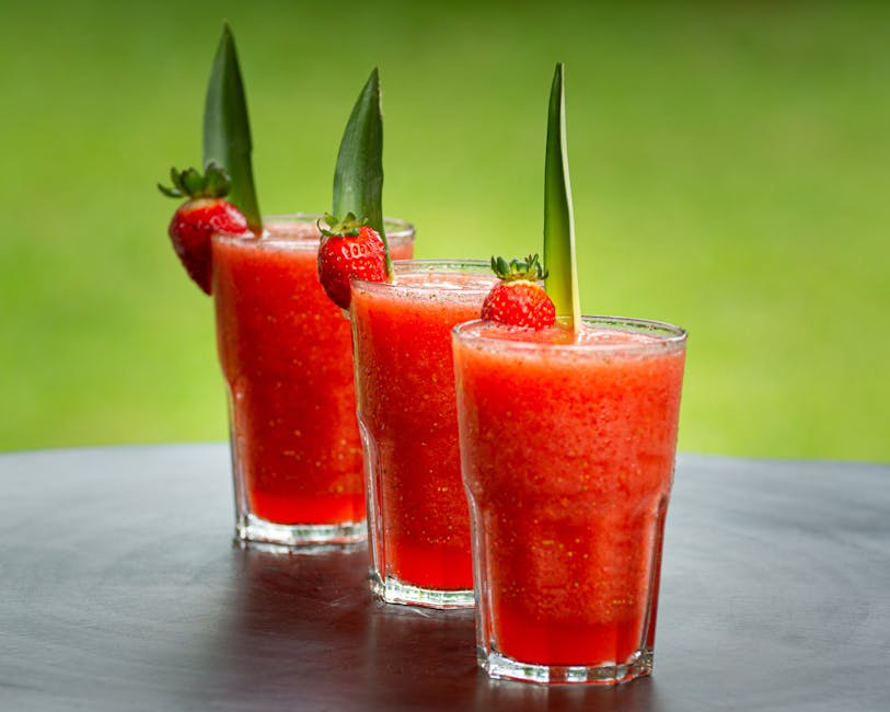 Frisk fruktsmoothie med jordbær og ananas