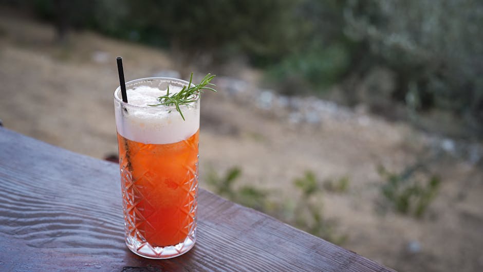 Champagnecocktail med Campari og rosmarin