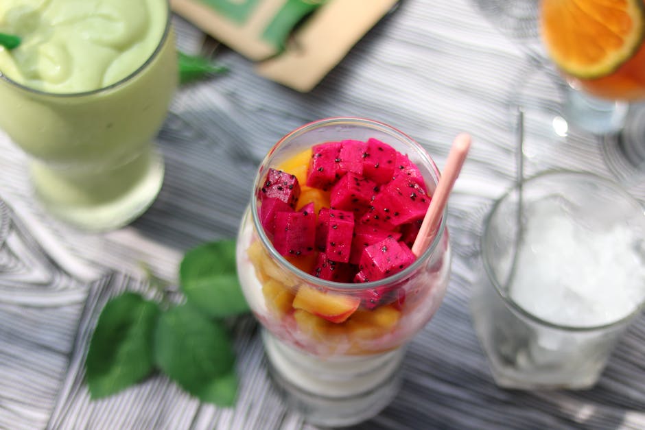 Lagdelte smoothies med mango, fersken, jordbær og banan