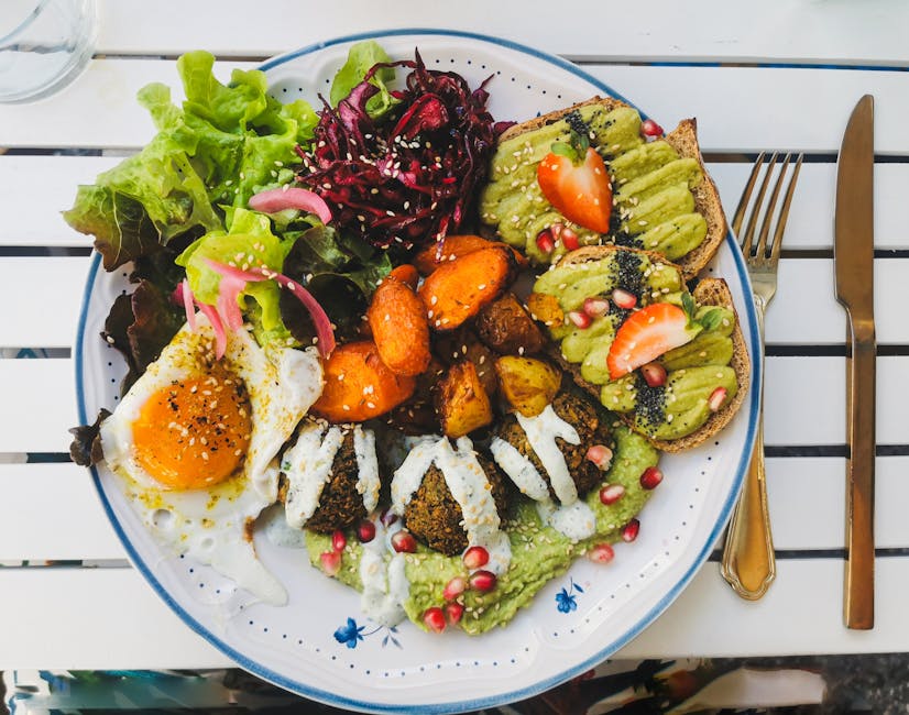 Ovnsbakte grønnsaker og avokado fylt med salat