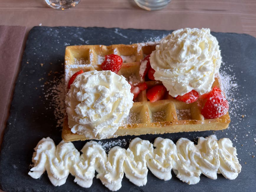 Sukkervafler med bær og pisket krem