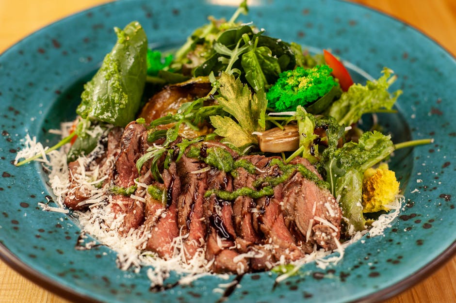 Stor biffsalat med sprø løk og blåmuggost