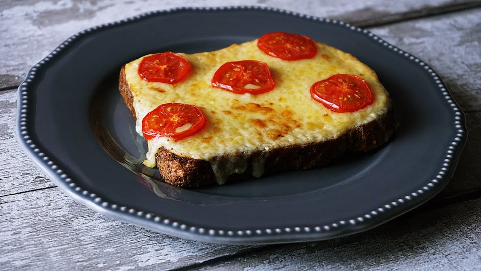 Salt og søt fransk toast med parmesan og tomat