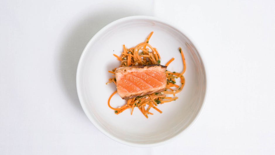 Sake-pochert laks med somennudler og fennikelsalat