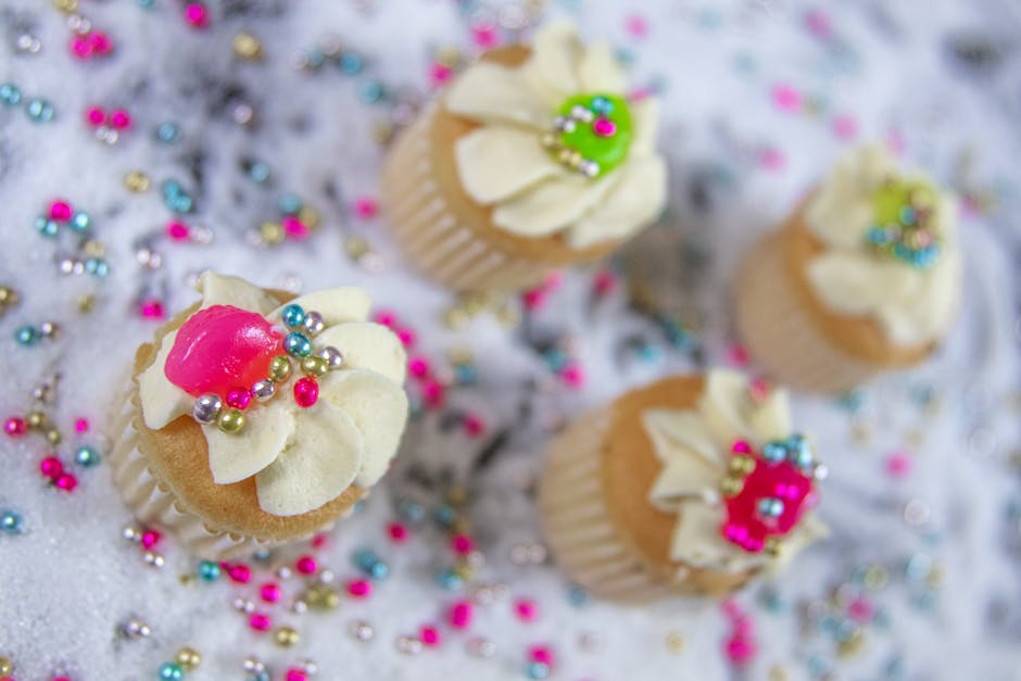 Fargerike Piñata Cupcakes med godteri-overraskelse