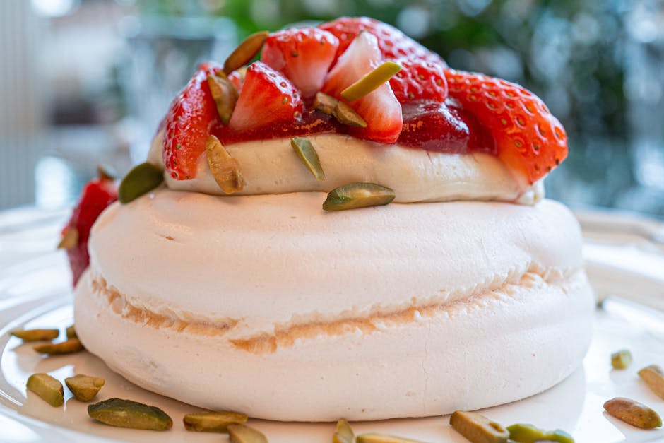 Klassisk pavlova med rabarbra og jordbær